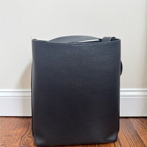 CUYANA OVERSIZED LINEA TOTE BAG IN BLACK